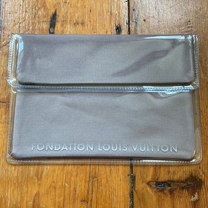 NEW Fondation Louis Vuitton Authentic Limited Edition Gray Clutch Bag